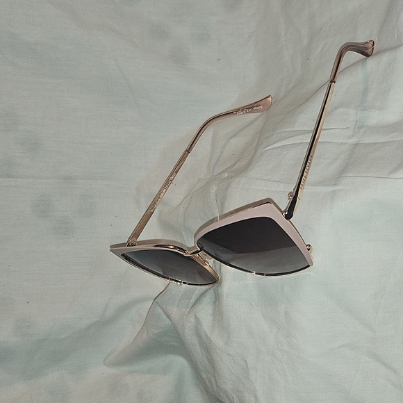 Stylish Pink and Black Sunglasses for a Bold Look - Picture 4 of 16